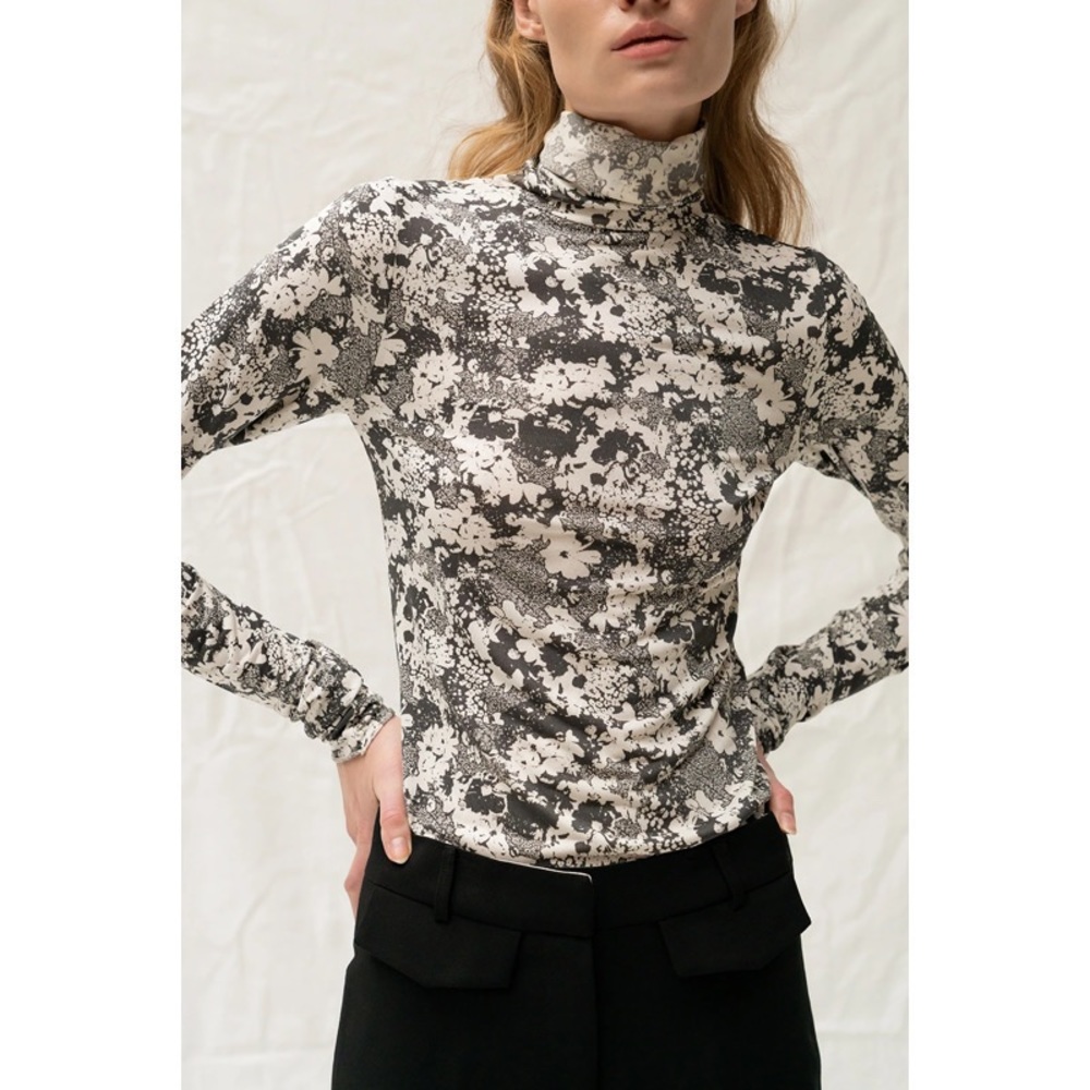 LOEIL Printed Lightweight Turtleneck